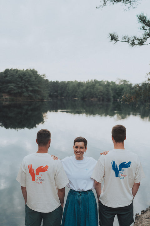 Uniseks T-shirt 'ik hou je hart vast' - blauw