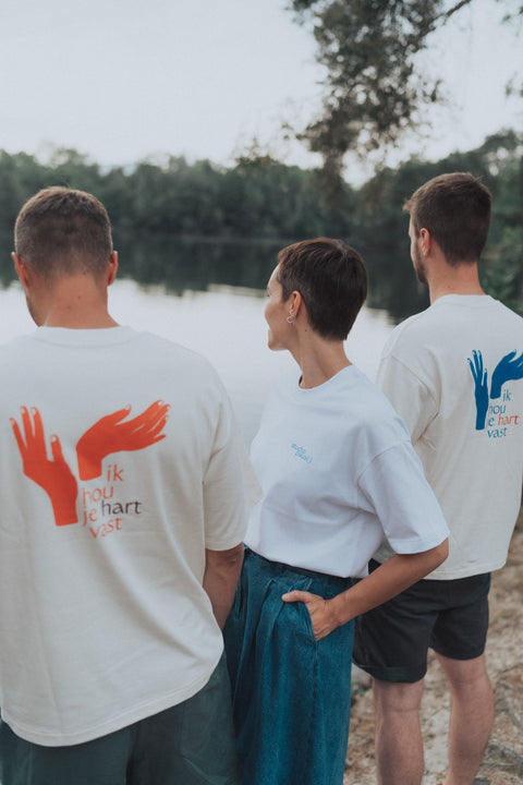 Uniseks T-shirt 'ik hou je hart vast' - blauw
