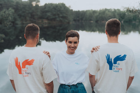 Uniseks T-shirt 'ik hou je hart vast' - rood