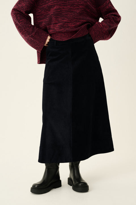 Stevige lange rok uit ribfluweel