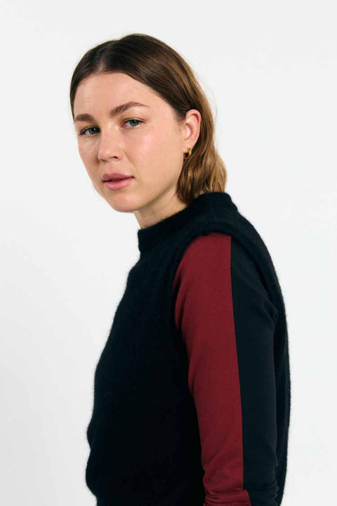 Mora vest black - mouwloos wollen truitje
