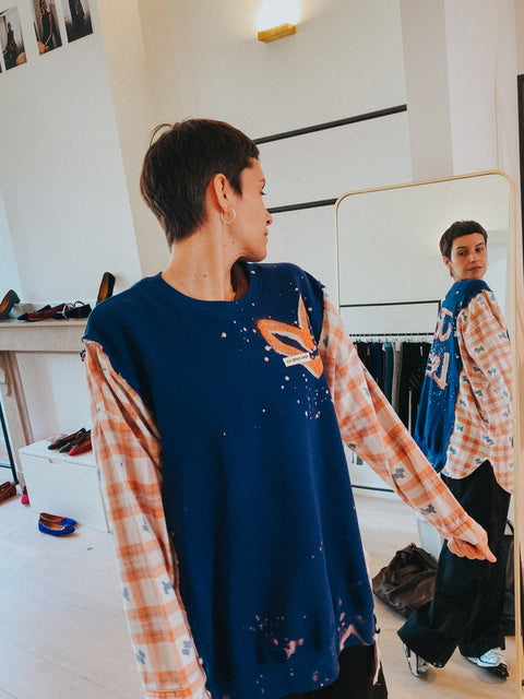 Sweater: pièce unique I 'La Seule Shop' (blauw met geruite mouwen met cute CHIPIE sleeves)