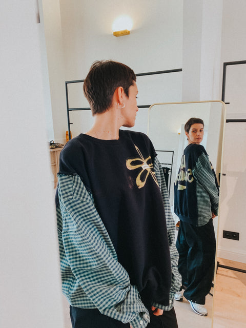 Sweater: pièce unique IV 'La Seule Shop' (zwart met groen geruite mouwen)