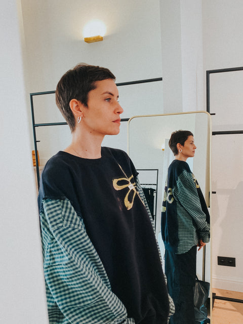 Sweater: pièce unique IV 'La Seule Shop' (zwart met groen geruite mouwen)