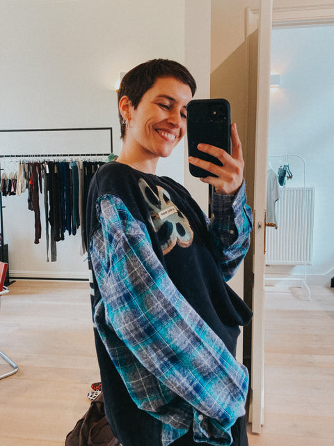 Sweater: pièce unique V 'La Seule Shop' (zwart met blauw geruite mouwen)