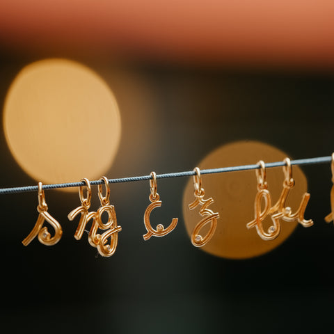 Hangertjes 'alfabet' - massief 18k goud (pre-order)