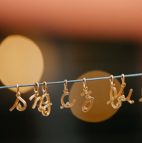 Hangertjes 'alfabet' - massief 18k goud (pre-order)