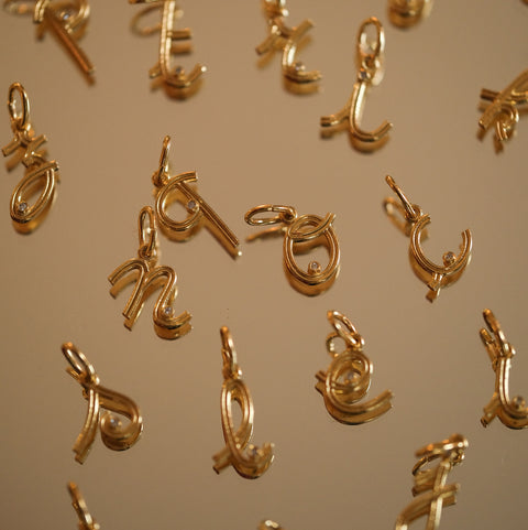 Hangertjes 'alfabet' - massief 18k goud (pre-order)