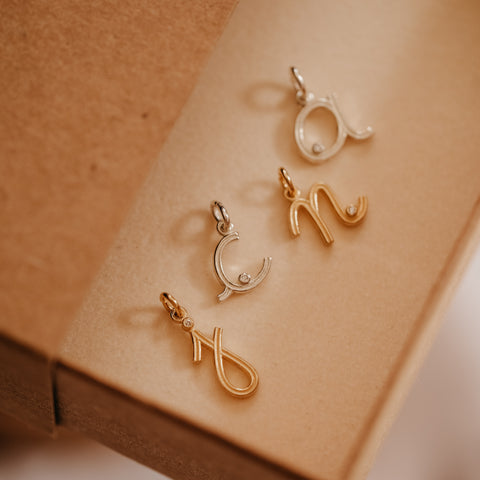 Hangertjes 'alfabet' - massief 18k goud (pre-order)