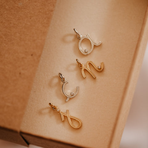 Hangertjes 'alfabet' - massief 18k goud (pre-order)