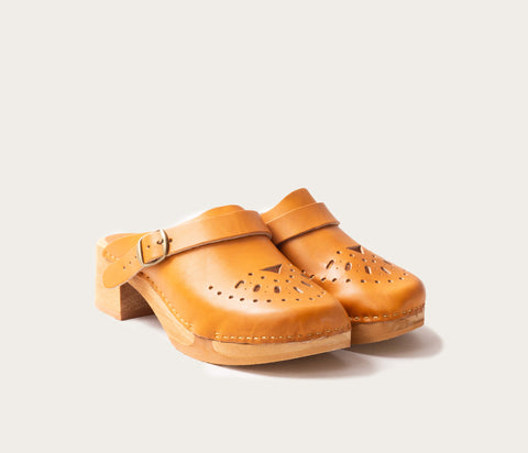 Comfortabele én elegante klompen - cognac