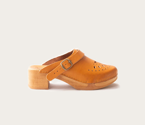 Comfortabele én elegante klompen - cognac