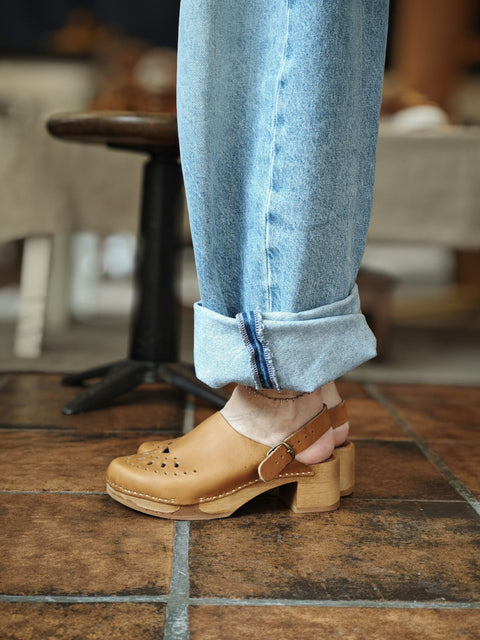 Comfortabele én elegante klompen - cognac