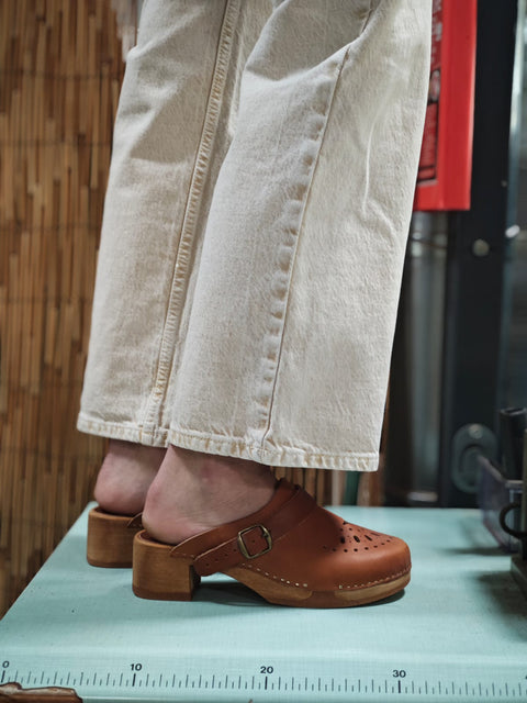 Comfortabele én elegante klompen - cognac