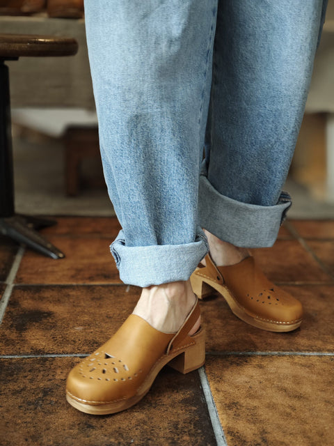 Comfortabele én elegante klompen - cognac