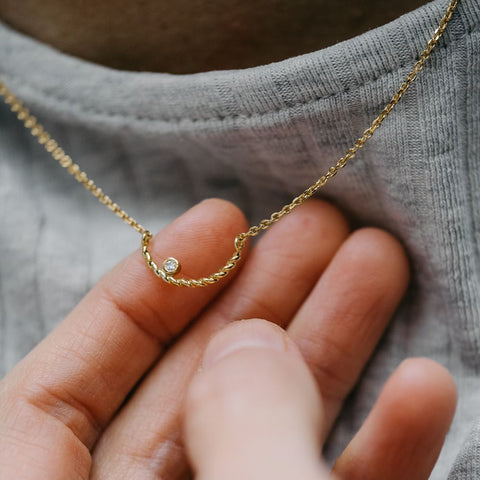 Halsketting "La funambule" (18k massief goud, pre-order)