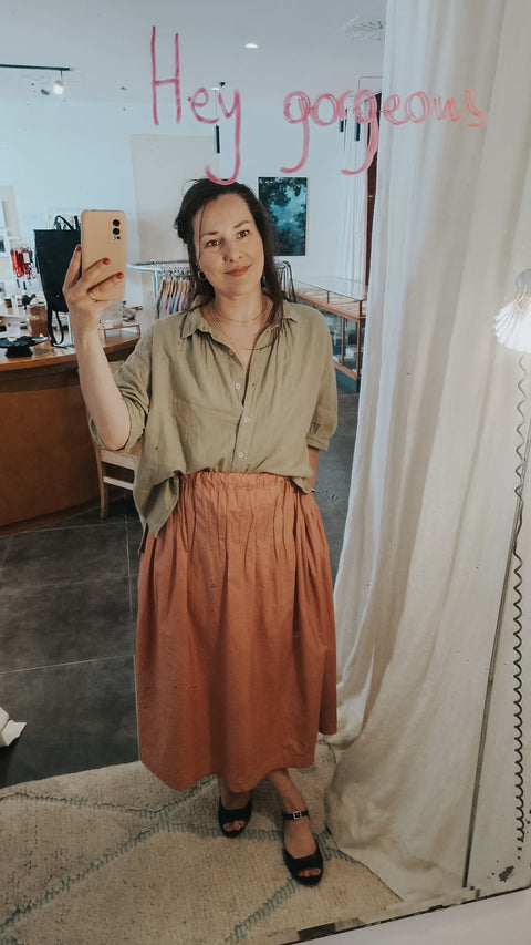 Oversized bloes met korte pofmouwen uit biokatoen - olive grey