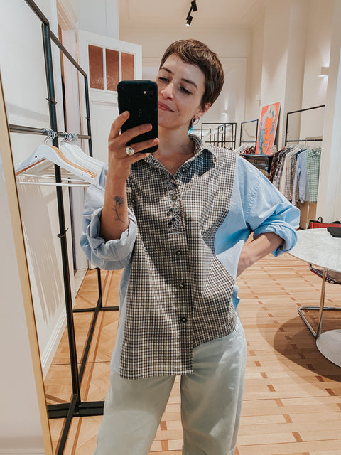 Hemd: pièce unique V 'La Seule Shop' (soft denim look + poëtische borduursels)
