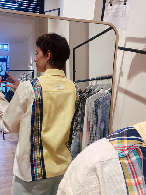 Cropped shirt: pièce unique VII 'La Seule Shop' (geel met ruitjesboord in blauw en rood)