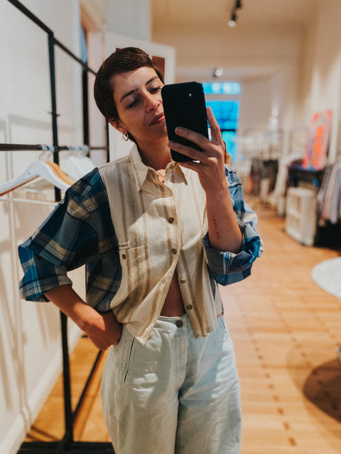 Hemd: pièce unique IX 'La Seule Shop' (crop shirt) (ecru met blauw geruite mouwen)