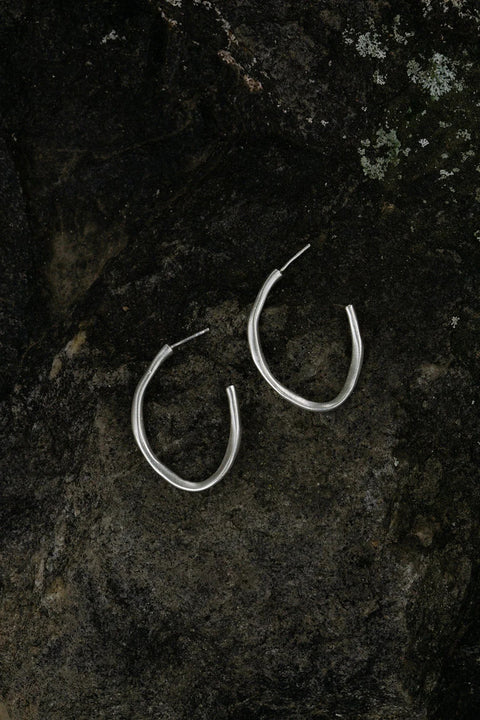 Medium Fracture Hoop Earrings - zilver