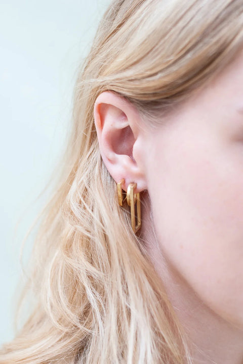 Square earring (massief 18k goud, pre-order)