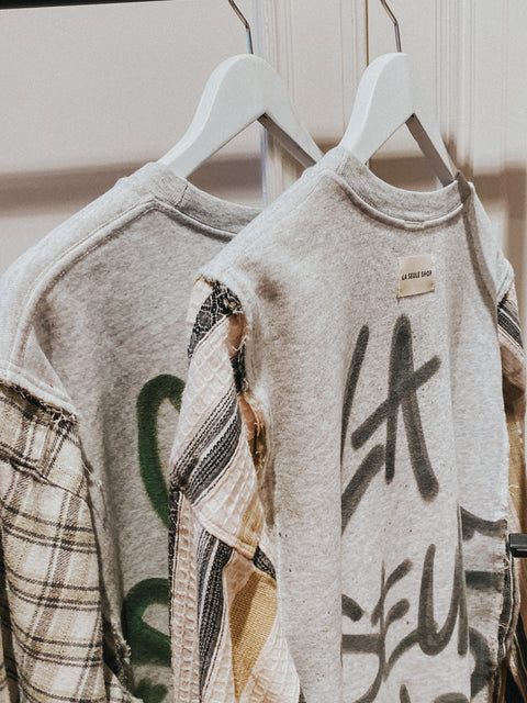 Sweater: pièce unique VII 'La Seule Shop' (lichtgrijs met gewafelde mouwen in beige, ecru en donkergrijs)