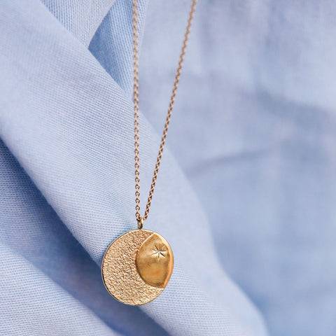 Halsketting De Tuimelaar (massief 18k goud)