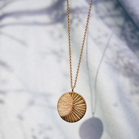 Halsketting De Tuimelaar (massief 18k goud)