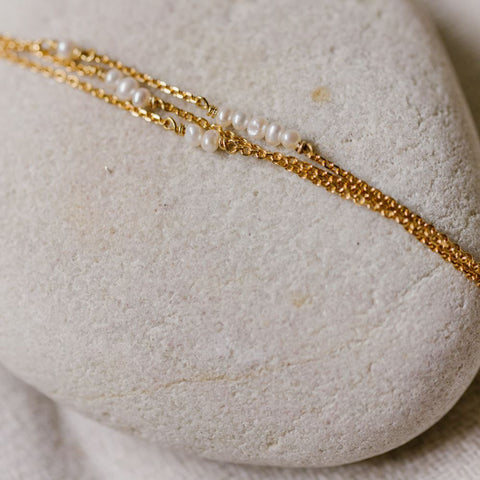 Armband Uma - kleine zoetwaterpareltjes (verguld)