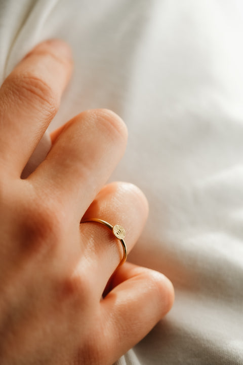 Love letter gepersonaliseerde ring - geschuurd (massief 18k goud)