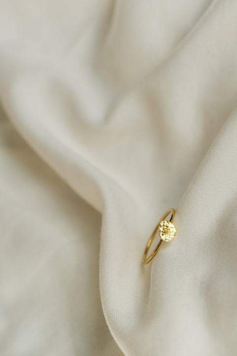 Love letter gepersonaliseerde ring - gehamerd (massief 18k goud)