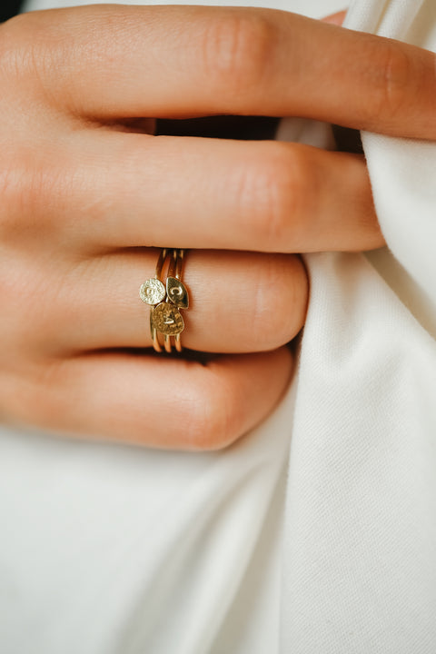 Love letter gepersonaliseerde ring - gehamerd (massief 18k goud)