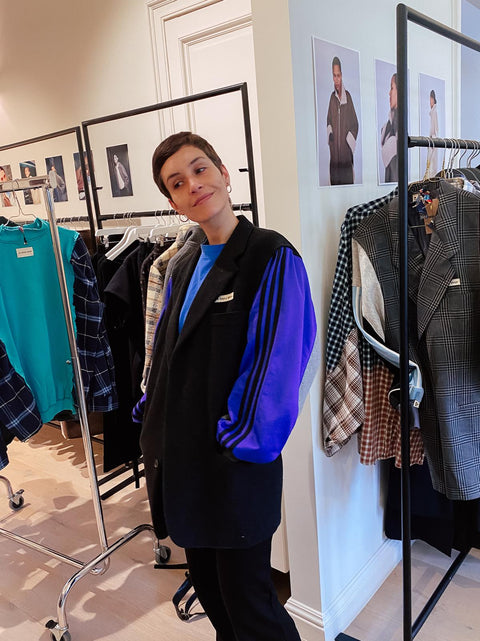 Blazer: pièce unique XX (zwart met blauwe en grijze mouwen)