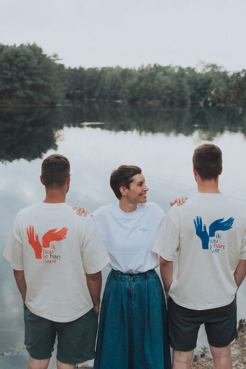 Uniseks T-shirt 'ik hou je hart vast' - blauw