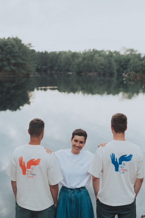 Uniseks T-shirt 'ik hou je hart vast' - rood