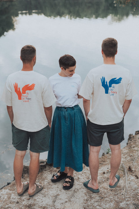 Uniseks T-shirt 'ik hou je hart vast' - rood