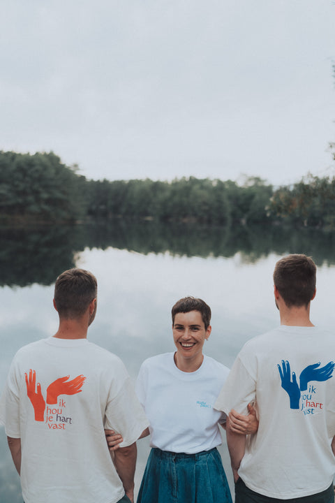 Uniseks T-shirt 'ik hou je hart vast' - rood