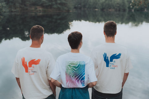 Uniseks T-shirt 'ik hou je hart vast' - blauw