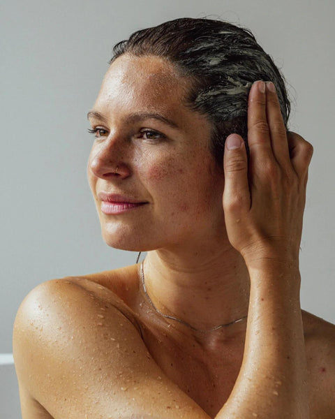 Klei masker voor haar en hoofdhuid