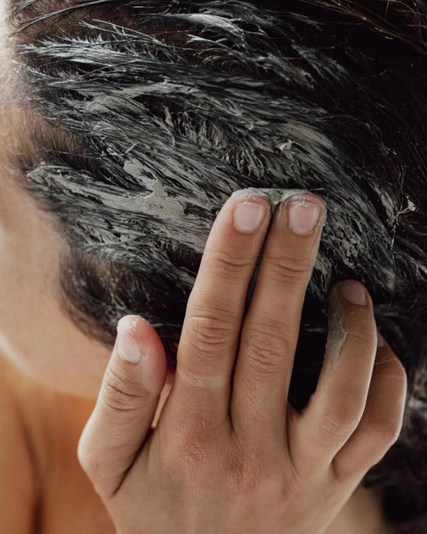 Klei masker voor haar en hoofdhuid