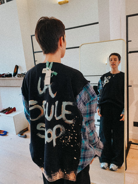 Sweater: pièce unique V 'La Seule Shop' (zwart met blauw geruite mouwen)