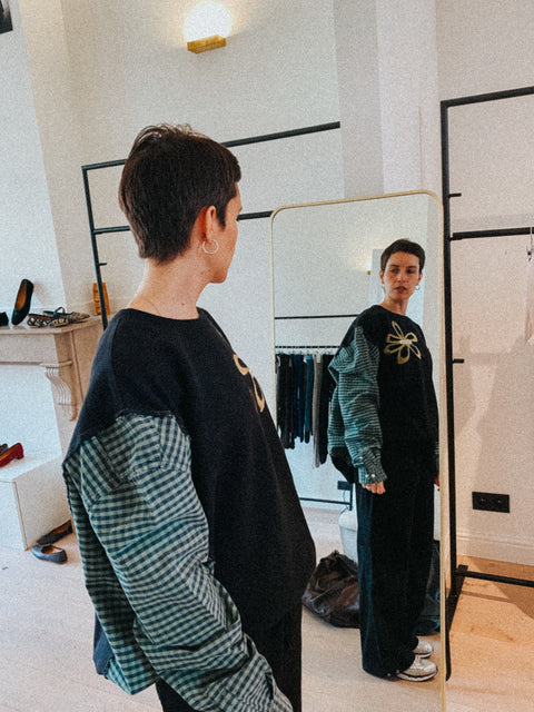 Sweater: pièce unique IV 'La Seule Shop' (zwart met groen geruite mouwen)