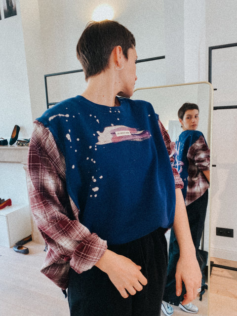 Sweater: pièce unique III 'La Seule Shop' (blauw met geruite mouwen in bordeaux en wit)