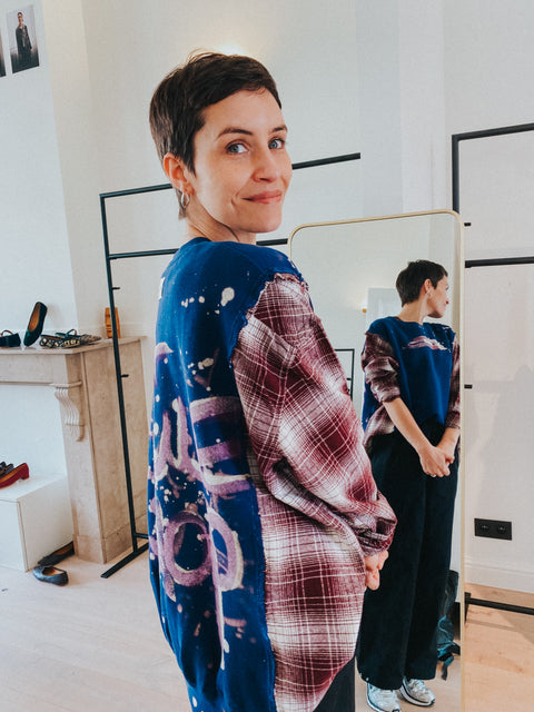 Sweater: pièce unique III 'La Seule Shop' (blauw met geruite mouwen in bordeaux en wit)