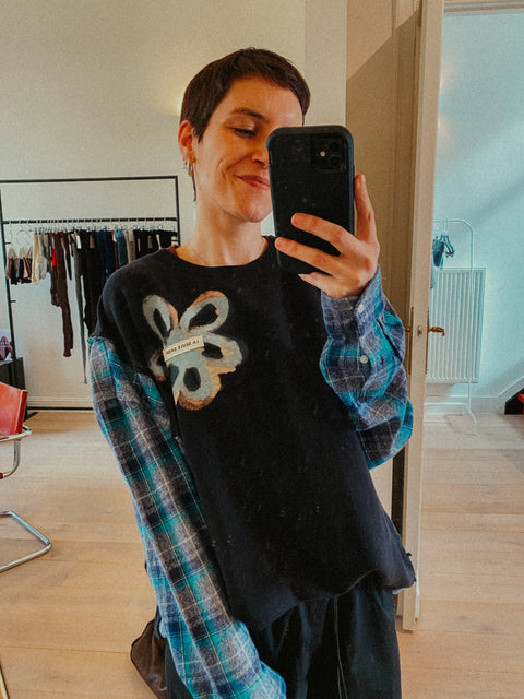 Sweater: pièce unique V 'La Seule Shop' (zwart met blauw geruite mouwen)