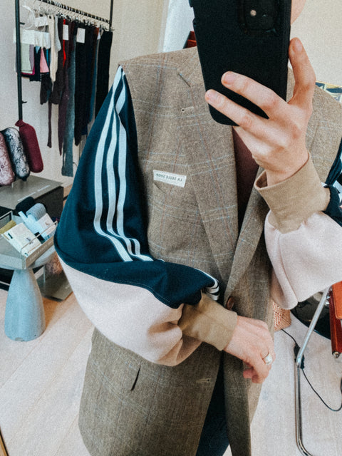 Blazer: pièce unique I (mouw zwart bovenaan, camel onderaan)