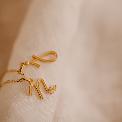 Hangertjes 'alfabet' - massief 18k goud (pre-order)