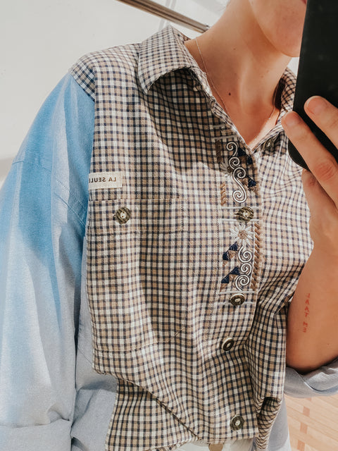 Hemd: pièce unique V 'La Seule Shop' (soft denim look + poëtische borduursels)