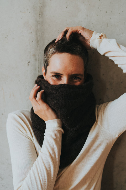 Rib cuello shawl nuez - donkerbruine buff